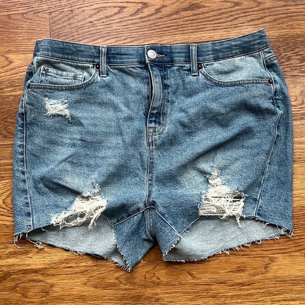 Torrid NWT High Rise Short Short Classic Distressed Denim Women's Size 14